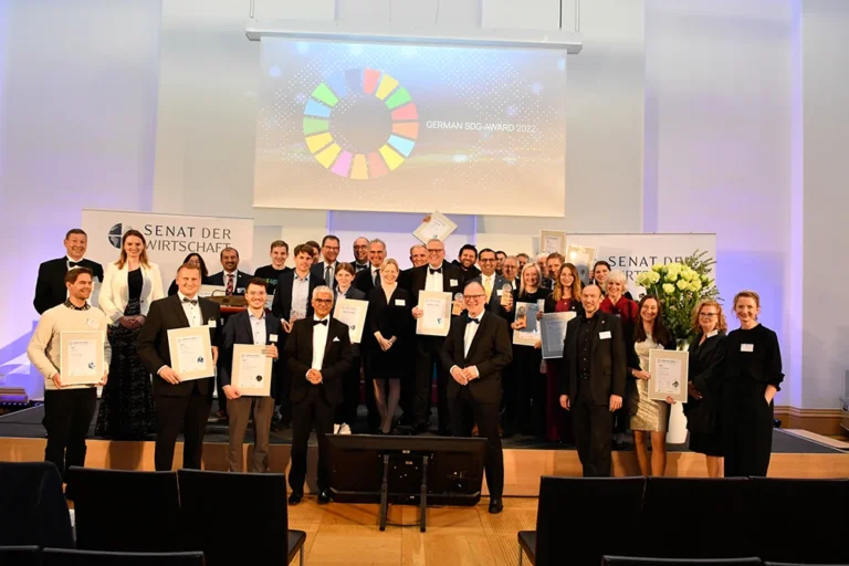 Preisträgerinnen und Preisträger des German SDG-Awards 2022 auf der Bühne